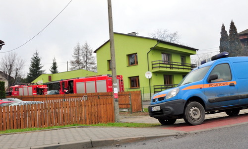 Na zdjęciu widoczne wozy strażackie, które brały udział w akcji gaśniczej. fot. sz