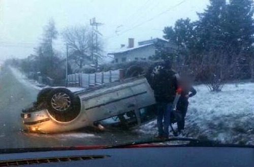 Dachowanie golfa na ul. Karoliny. Fot. czytelnik
