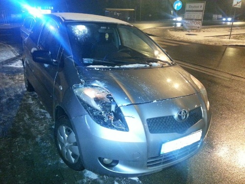 Uszkodzona przez traktor toyota. Fot. KPP Oświęcim