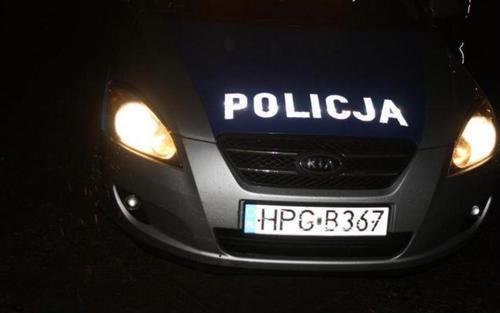 OŚWIĘCIM. Wpadła w poślizg i uderzyła w trzy auta na parkingu przy sklepie. Potem wpadła w panikę i odjechała