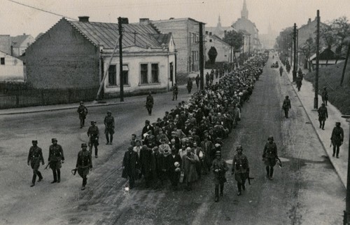 Więźniowie I transportu na ulicach Tarnowa. Fot: Holocaust History Archive - Noordwijk, the Netherla