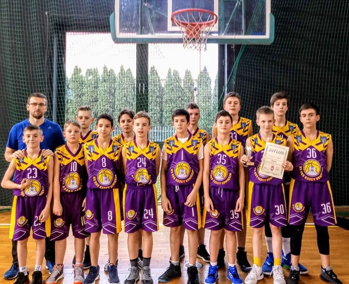 Koszykarze ze Szkoły Podstawowej nr 2 w Oświęcimiu awansowali do rejonowych finałów Igrzysk Dzieci i Młodzieży. Fot. nadesłane