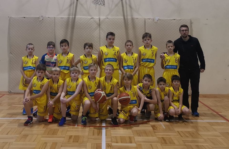 Młodzi koszykarze oświęcimskiego Kadeta wraz ze swym trenerem Wojciechem Porębskim. Fot. facebook.com/UKSKadetOswiecim